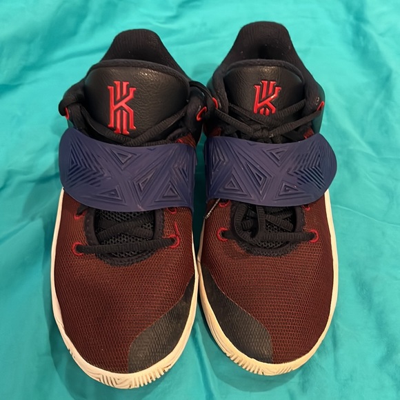 Nike Kyries size 5.5 Big Kids, EUC. - Picture 2 of 5